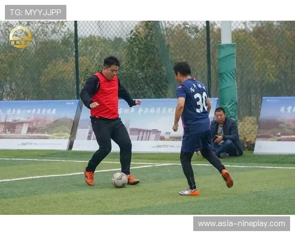 足球明星与家人共赏大名单揭晓时刻 温馨画面感动球迷