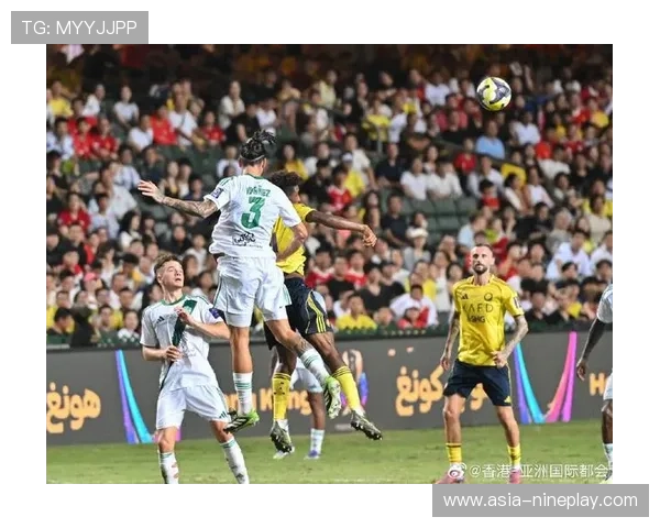 足球巨星赛场痛哭瞬间感动无数球迷引发热议与深情共鸣