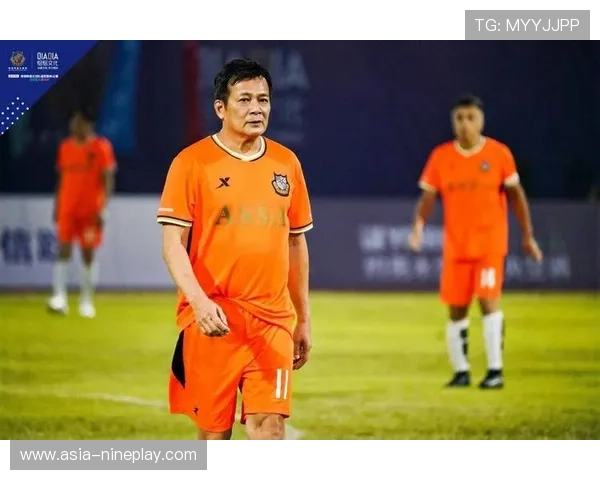 足球明星头饰风采展现个性魅力 揭秘场上场下的独特造型与背后故事